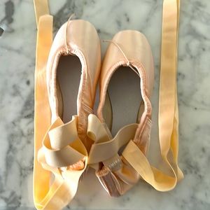 NWOT unworn SUFFOLK SOLO PREQUEL pointe shoes.